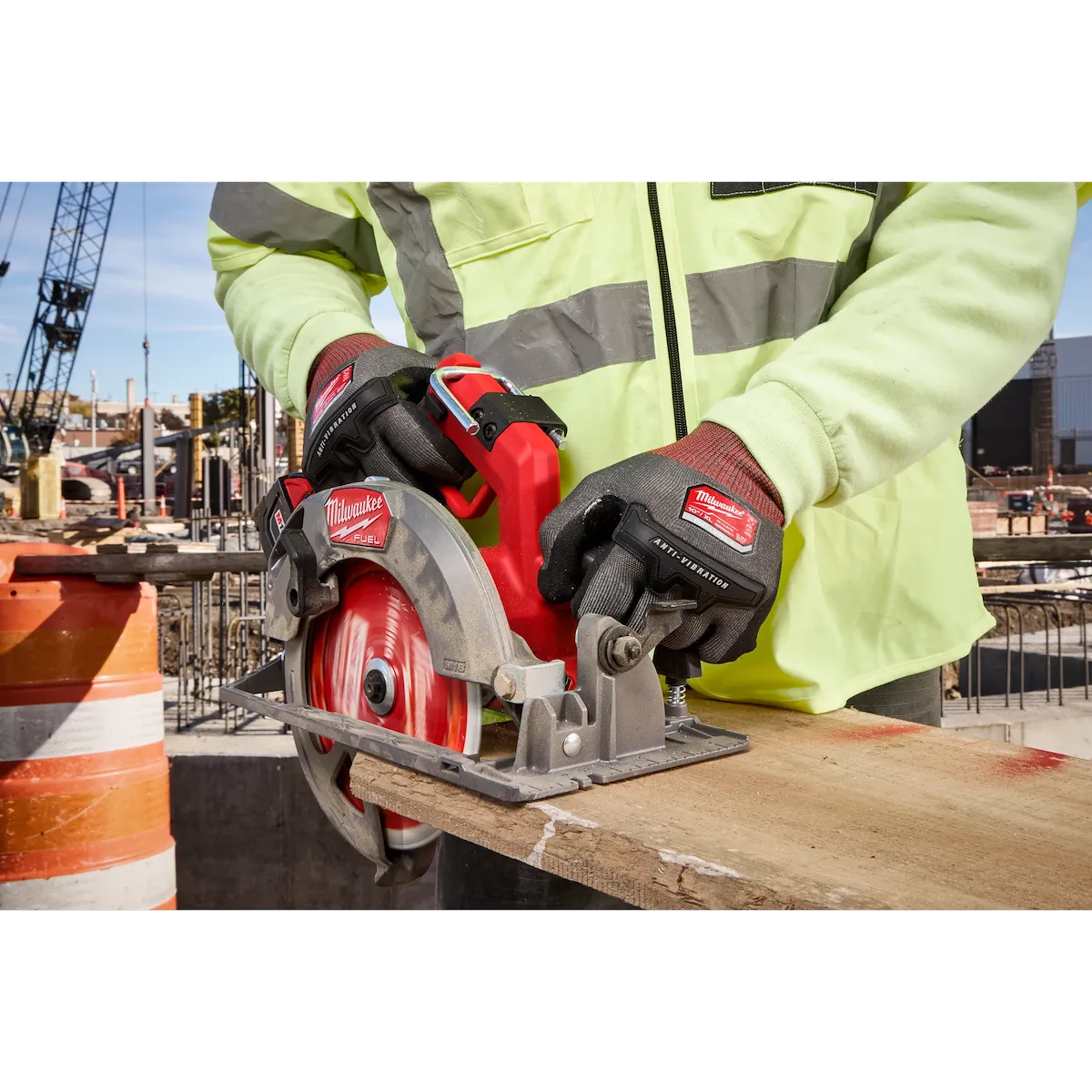 Milwaukee Anti-Vibration Cut Level 4 High Dexterity Nitrile Dipped Glove 48-73-8760 | ANSI Cut A4