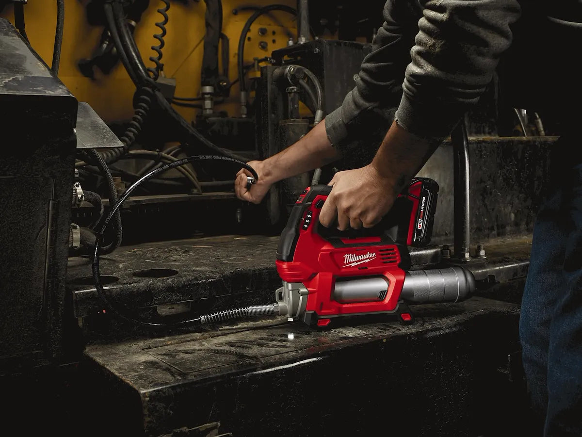 Milwaukee M18 Cordless 2-Speed Grease Gun Kit 2646-21CT | M18 Battery, Polycarbonate
