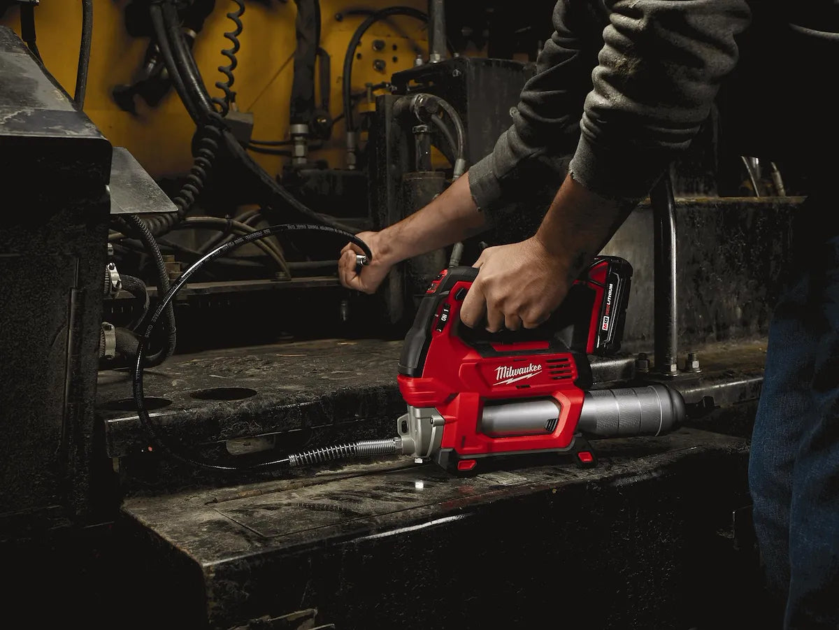 Milwaukee M18 Cordless 2-Speed Grease Gun Kit 2646-21CT | M18 Battery, Polycarbonate