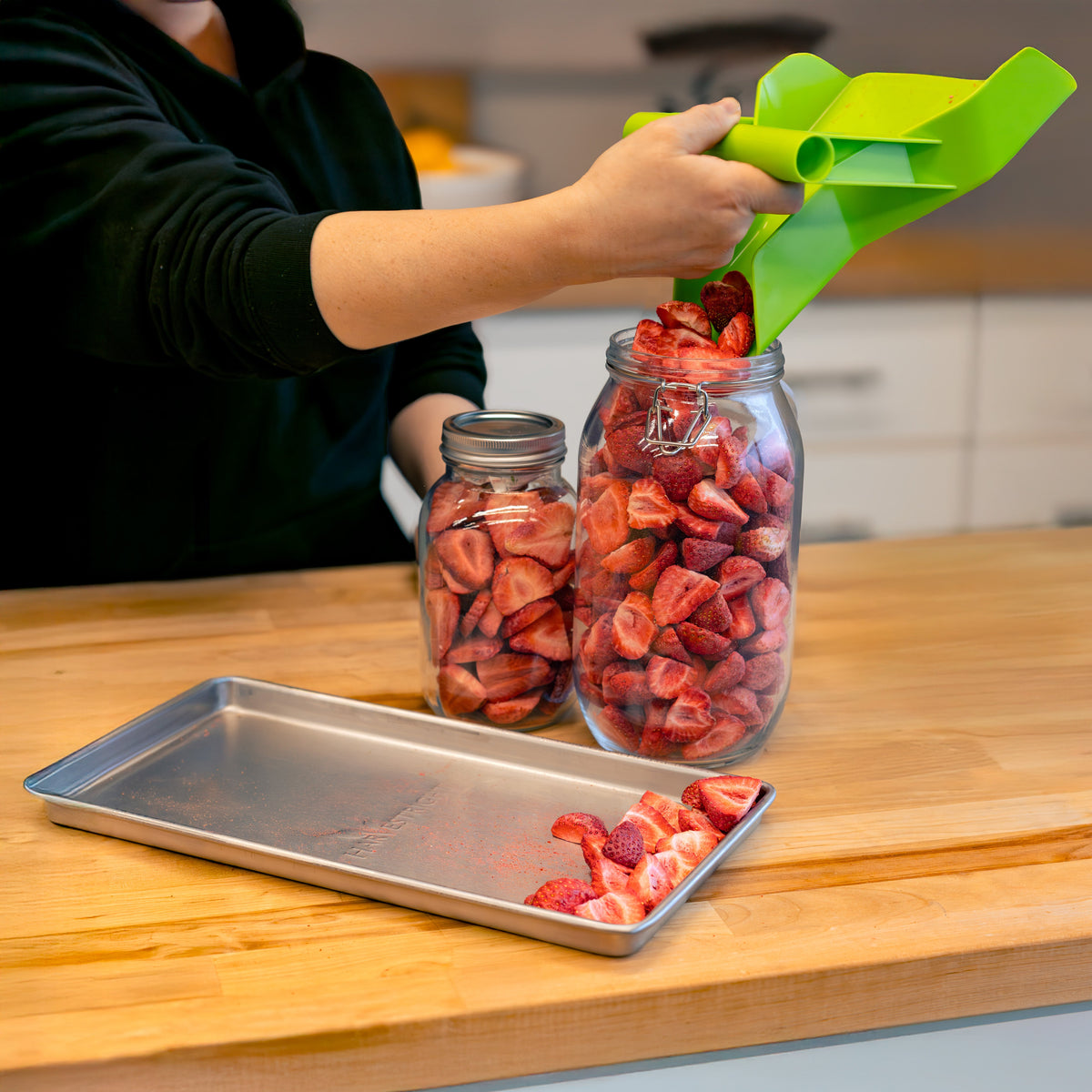 Harvest Right U-UFD-AC-006 Tray Scoop with Funnel Neck — Tray scoop