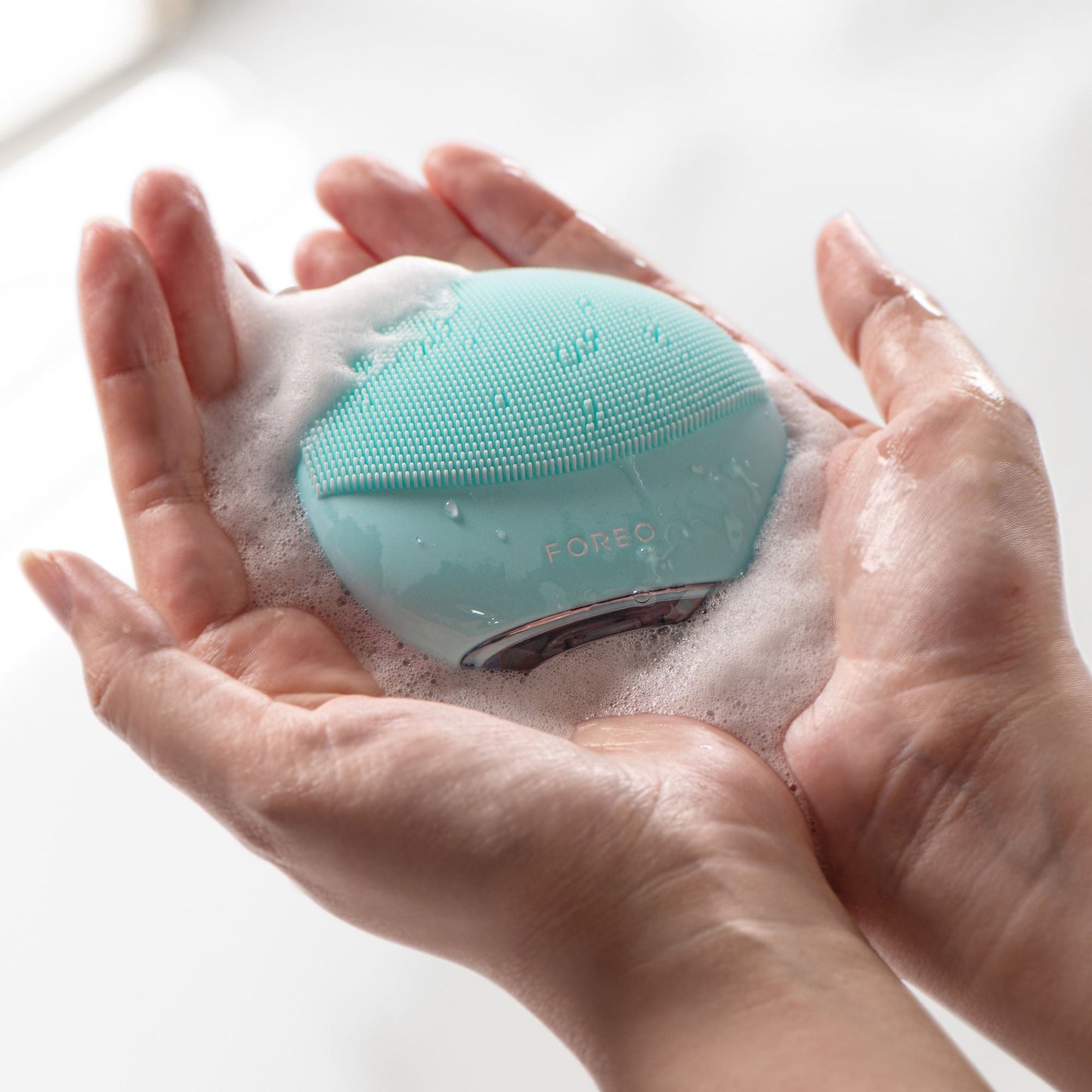 LUNA™ 4 mini Facial Cleansing Device, Arctic Blue