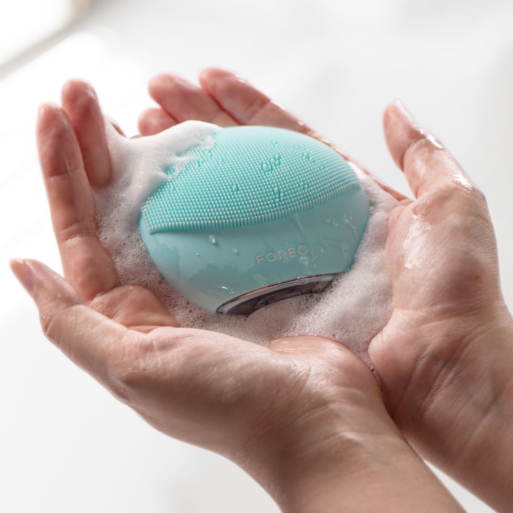 LUNA™ 4 mini Facial Cleansing Device, Arctic Blue