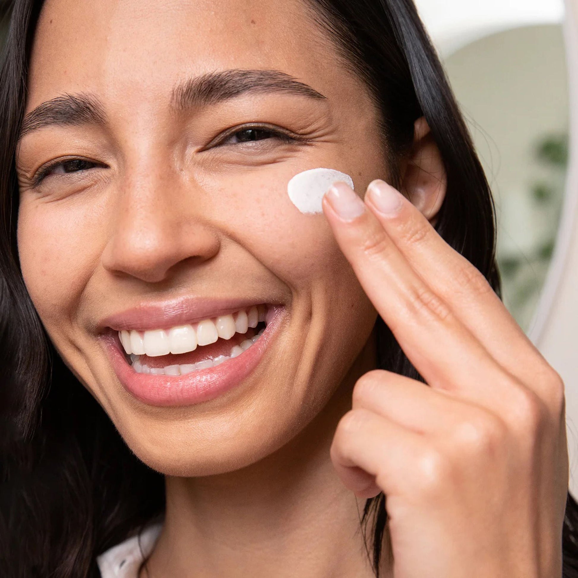 Coola® Dew Good™ Illuminating Serum Sunscreen with Probiotic & BlueScreen™ SPF30